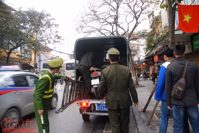 Hình ảnh Hà Nội ngày đầu ra quân xử lý vi phạm vỉa hè ảnh 3