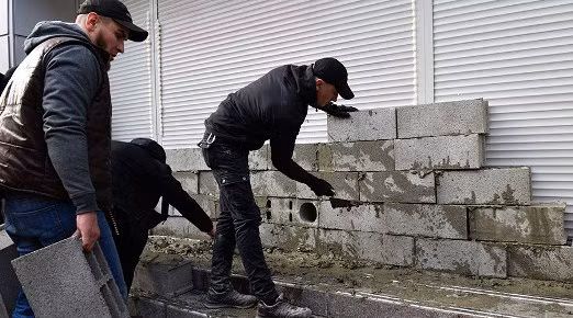 Căng thẳng Nga-Ukraine: Phe cực đoan xây bịt cửa ngân hàng Nga ở Kiev ảnh 1
