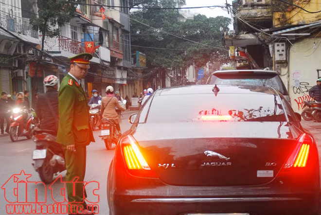 Hình ảnh Hà Nội ngày đầu ra quân xử lý vi phạm vỉa hè ảnh 4