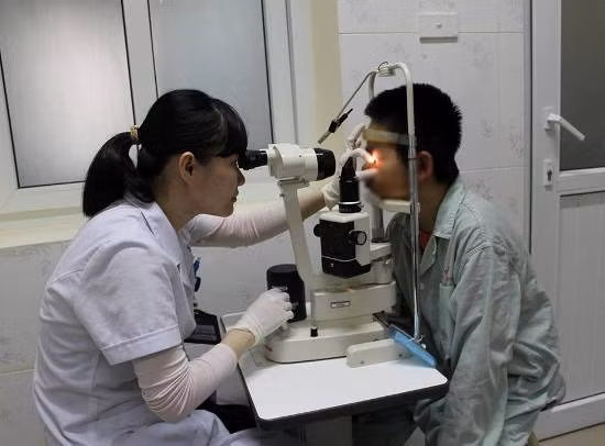 Suýt vỡ giác mạc vì nhiều mảnh kính cận găm vào mắt ảnh 1