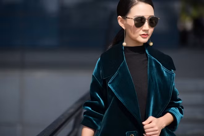 Hoa hậu Sương Đặng diện mốt không tuổi với váy ngắn cá tính ảnh 1
