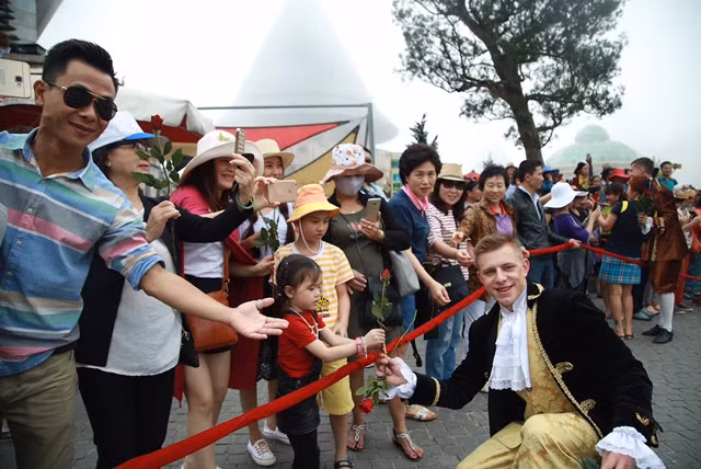  Ca sĩ Minh 'xù' quậy cùng bạn gái trong Carnival Bà Nà Hills ảnh 6
