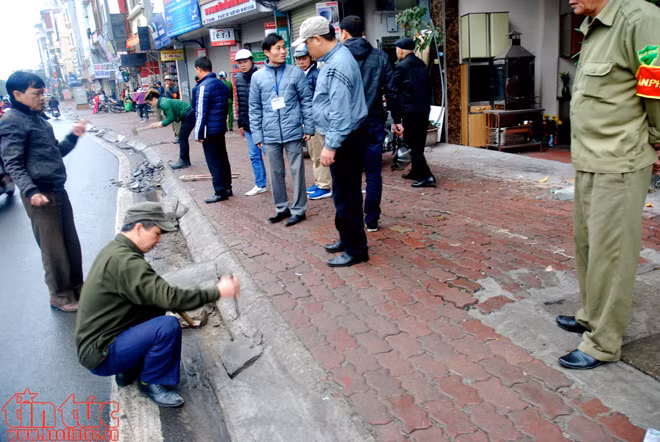 Hình ảnh Hà Nội ngày đầu ra quân xử lý vi phạm vỉa hè ảnh 2