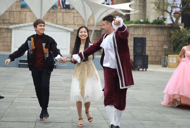  Ca sĩ Minh 'xù' quậy cùng bạn gái trong Carnival Bà Nà Hills ảnh 3