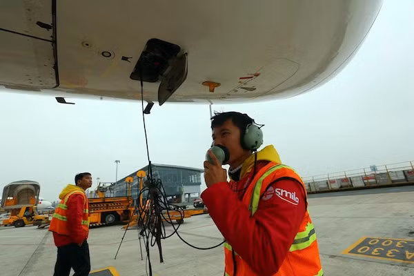 Những ‘chú ong thợ’ thầm lặng sau mỗi chuyến bay ảnh 4