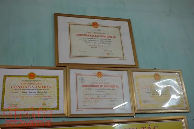 Trường chuẩn quốc gia, học sinh đi vệ sinh ở… đống rác ảnh 10