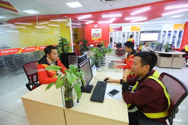 Những ‘chú ong thợ’ thầm lặng sau mỗi chuyến bay ảnh 1