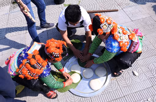 Độc đáo thi giã bánh dày ảnh 5