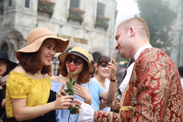  Ca sĩ Minh 'xù' quậy cùng bạn gái trong Carnival Bà Nà Hills ảnh 5