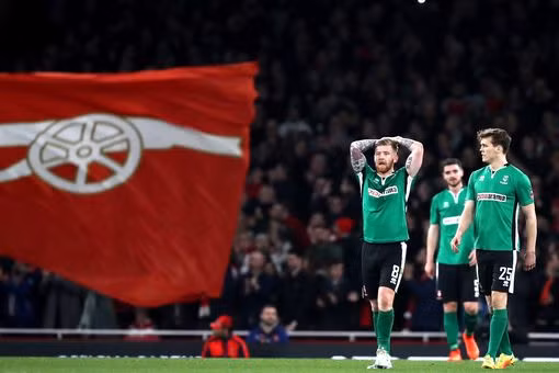 Pháo thủ ‘bắn rơi’ giấc mơ cổ tích của Lincoln City ảnh 2