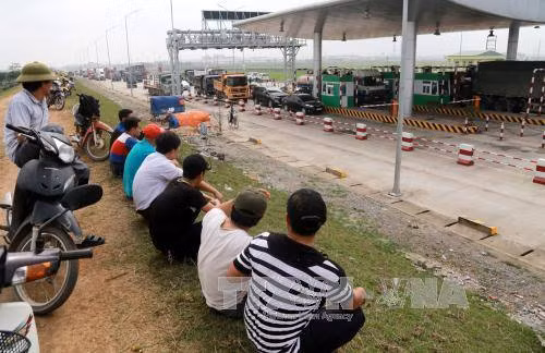 Trên 50 ô tô chặn hai đầu trạm thu phí BOT tại Phú Thọ ảnh 2