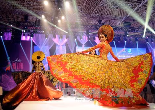 Áo dài Việt khoe nét duyên dáng ảnh 1