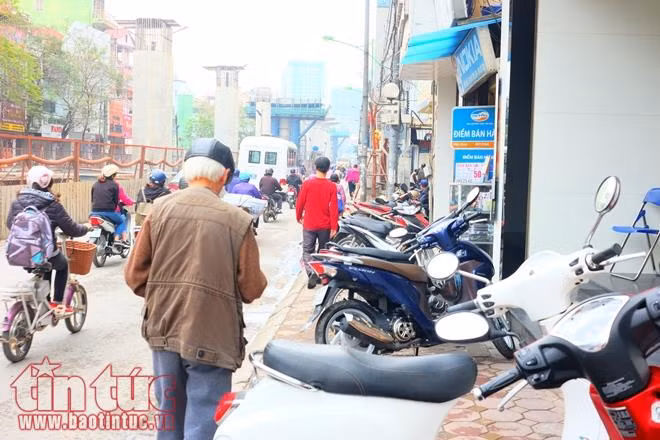 Buổi sáng giải toả thì trật tự, gần trưa vỉa hè Hà Nội lại có 'trật tự riêng' ảnh 9