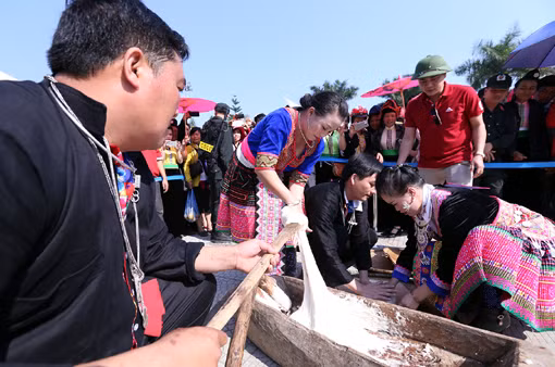 Độc đáo thi giã bánh dày ảnh 3
