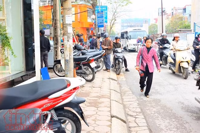 Buổi sáng giải toả thì trật tự, gần trưa vỉa hè Hà Nội lại có 'trật tự riêng' ảnh 7