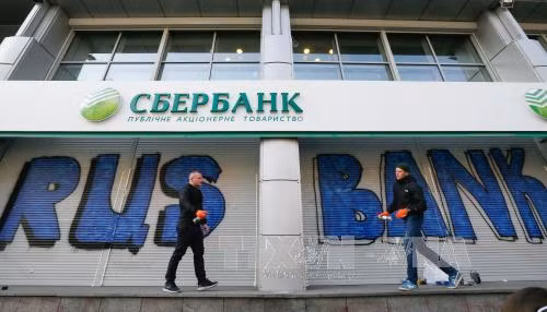 Bị Ukraine trừng phạt, ngân hàng Nga có thể mất hàng trăm triệu USD ảnh 1