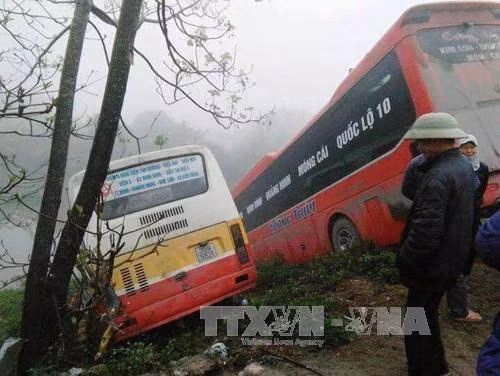 Xe khách, xe buýt mất lái lao xuống bờ sông cùng địa điểm, một người tử vong ảnh 1