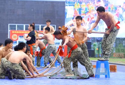Đặc công Việt Nam nhào lộn, dùng cổ ấn cong mũi giáo ảnh 5