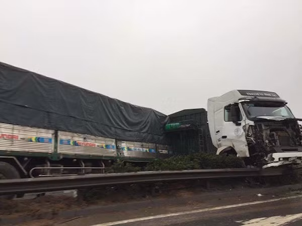 Tai nạn liên hoàn, xe container 18 bánh treo lơ lửng trên cầu Thanh Trì ảnh 2
