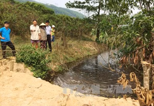 Người dân chặn xe rác vào khu xử lý vì gây ô nhiễm môi trường ảnh 2