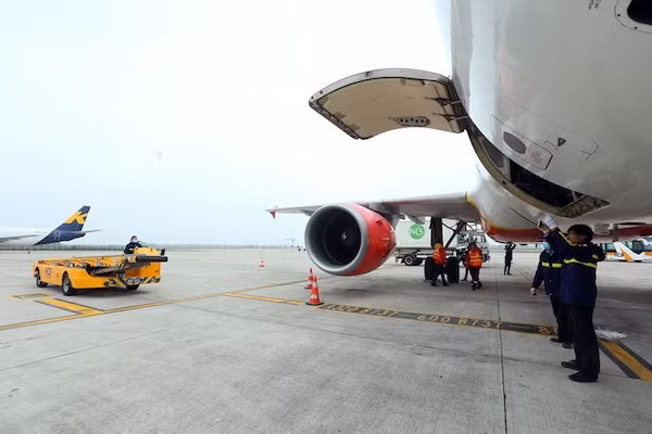 Những ‘chú ong thợ’ thầm lặng sau mỗi chuyến bay ảnh 11