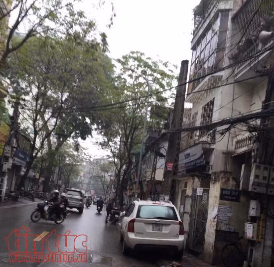 Vỉa hè chật hẹp, người dân thong thả đi... dưới lòng đường ảnh 5