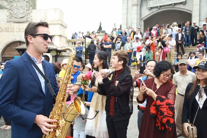  Ca sĩ Minh 'xù' quậy cùng bạn gái trong Carnival Bà Nà Hills ảnh 4