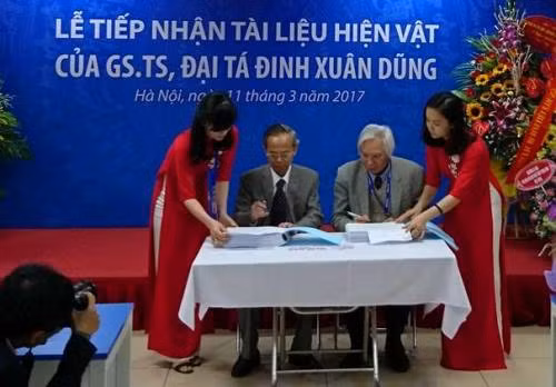 GS.TS Đại tá Đinh Xuân Dũng trao tặng sưu tập tài liệu cá nhân ảnh 1