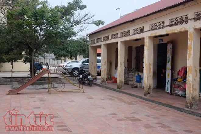 Trường chuẩn quốc gia, học sinh đi vệ sinh ở… đống rác ảnh 3