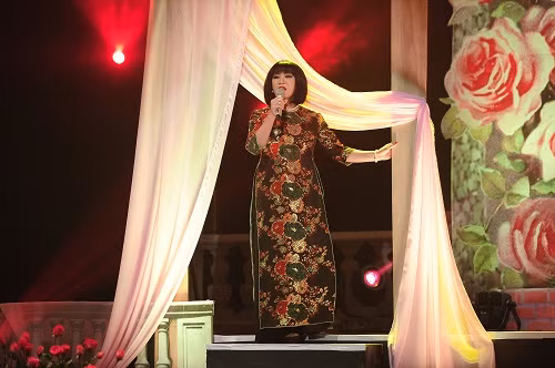 Cẩm Vân khóc ngất khi kể chuyện con gái bị tai nạn ảnh 1