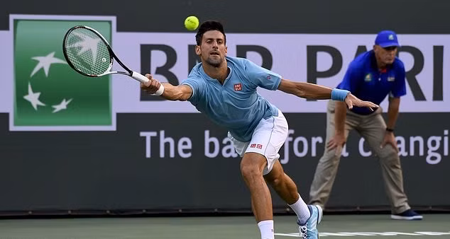 Djokovic bị fan nhí đánh cho 'hết hồn' ảnh 1