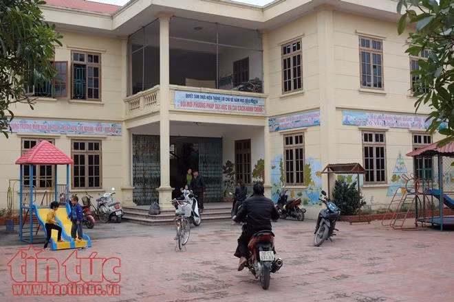 Trường chuẩn quốc gia, học sinh đi vệ sinh ở… đống rác ảnh 2