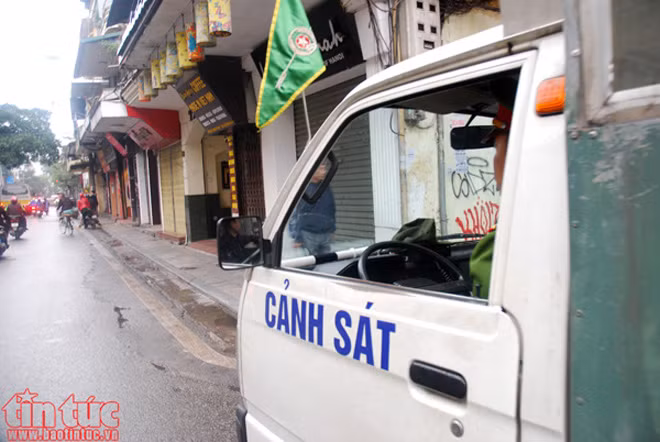 Hình ảnh Hà Nội ngày đầu ra quân xử lý vi phạm vỉa hè ảnh 5