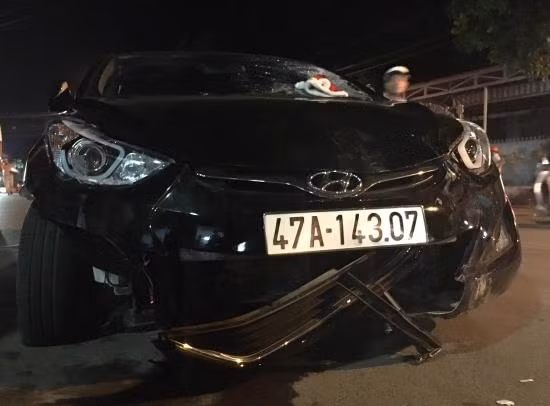 'Xe điên' đâm liên hoàn 3 xe máy, 8 người nhập viện ảnh 1