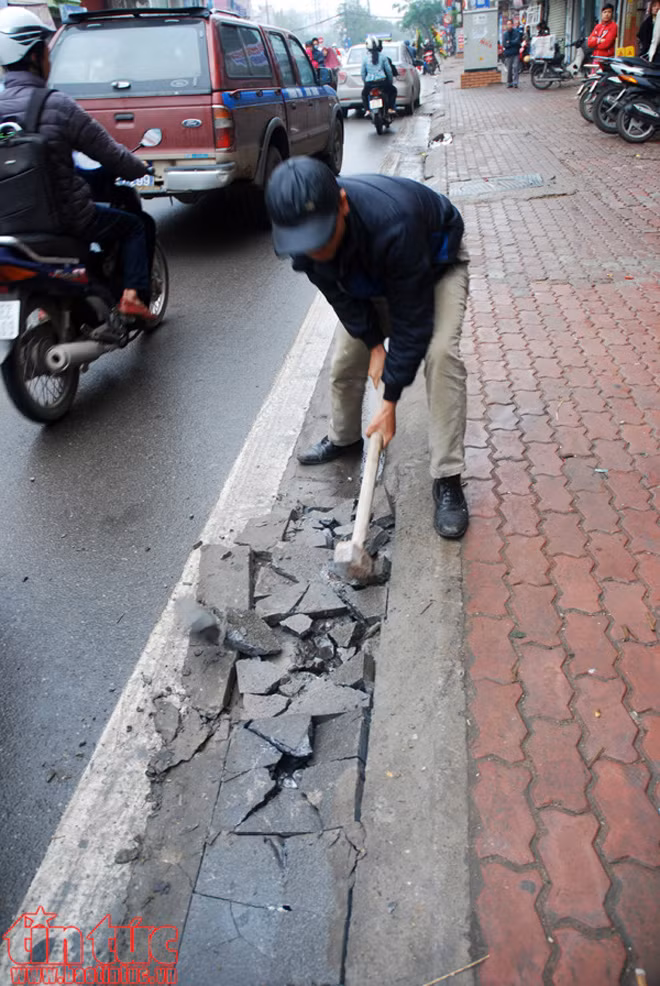 Hình ảnh Hà Nội ngày đầu ra quân xử lý vi phạm vỉa hè ảnh 1