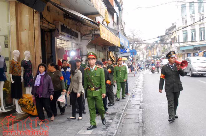 Hình ảnh Hà Nội ngày đầu ra quân xử lý vi phạm vỉa hè ảnh 8