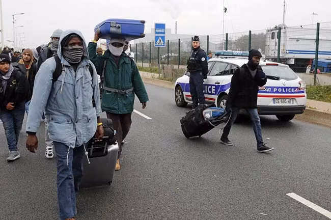 Pháp bắt đầu xóa sổ "rừng tị nạn" Calais ảnh 7