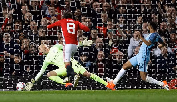 Manchester United biến Manchester City trở thành cựu vương ảnh 1