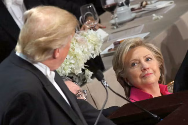 Ngồi cùng bàn tiệc, bà Clinton, ông Trump chọc nhau cười "phớ lớ" ảnh 7