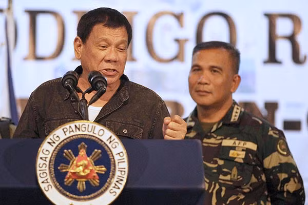 Cựu Tổng thống Philippines lo Mỹ lật đổ ông Duterte ảnh 1