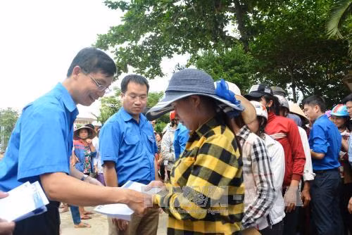 Đến với đồng bào vùng lũ huyện Hương Khê ảnh 1