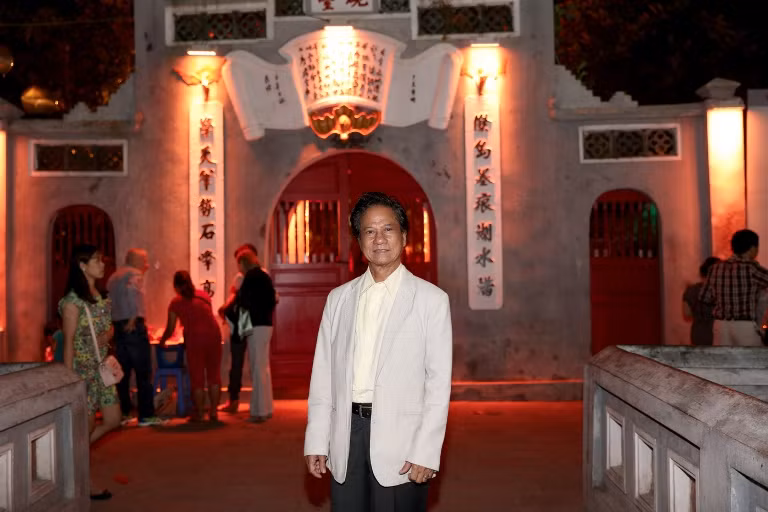 Chế Linh dành thời gian dạo phố đêm Hà Nội ảnh 2