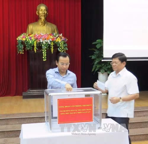 Tiếp tục ủng hộ đồng bào miền Trung bị ảnh hưởng bởi lũ lụt ảnh 1