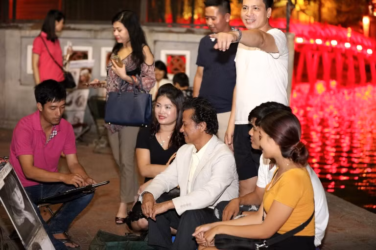 Chế Linh dành thời gian dạo phố đêm Hà Nội ảnh 8