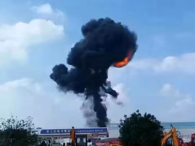 Trung Quốc: Máy bay ném bom lao xuống đất cháy ngùn ngụt ảnh 1