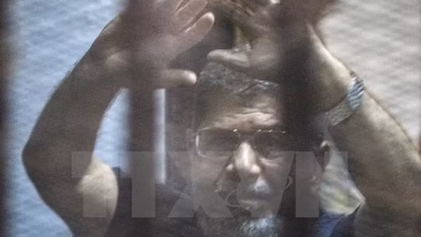 Cựu Tổng thống Morsi bị tuyên án 20 năm tù ảnh 1