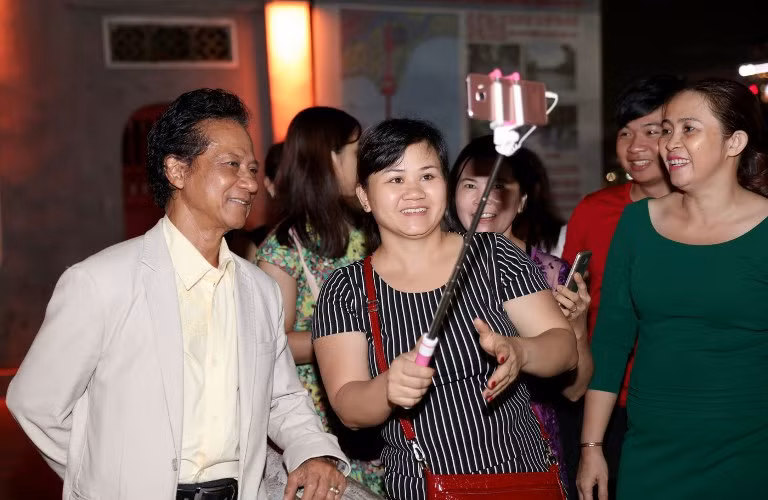 Chế Linh dành thời gian dạo phố đêm Hà Nội ảnh 5