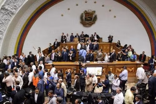 Phe ủng hộ ông Maduro tràn vào Quốc hội ảnh 1