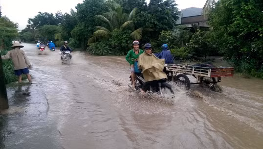 An Giang: Mưa lớn, nhiều nhà dân chìm trong nước ảnh 3