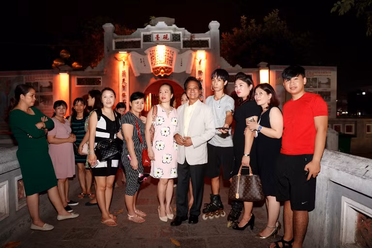 Chế Linh dành thời gian dạo phố đêm Hà Nội ảnh 7